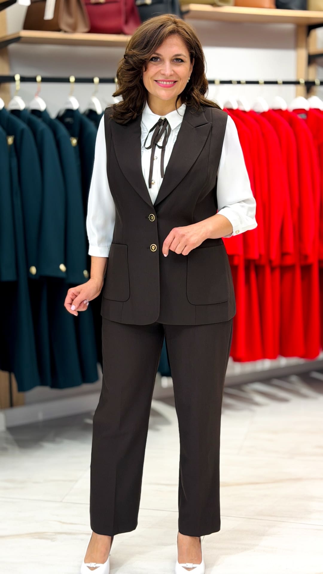 Costum clasic cu vestă tip sacou
