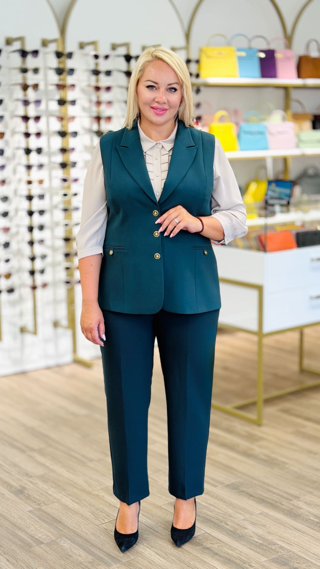 Costum clasic cu vestă tip sacou