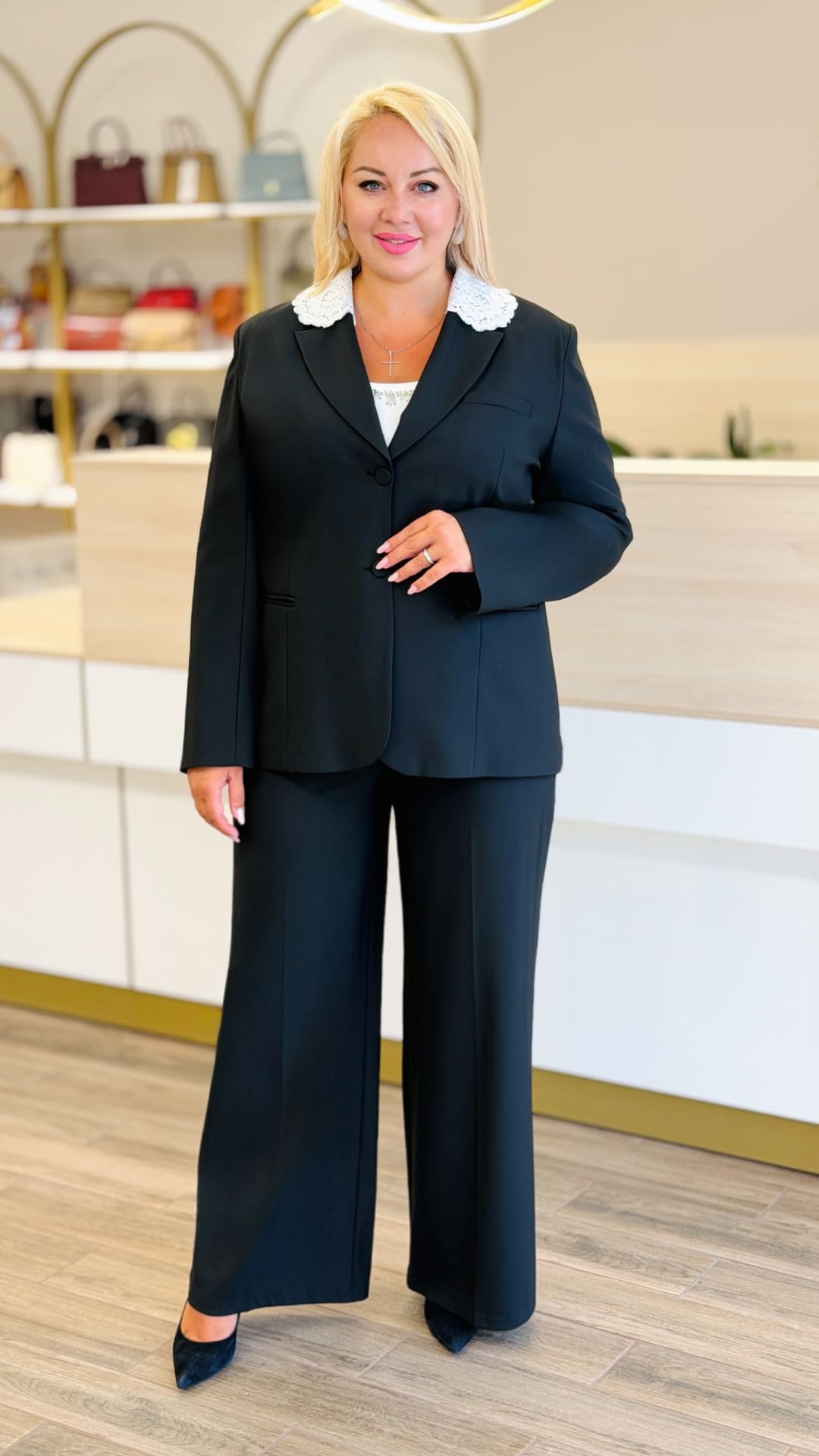 Costum elegant cu guler detașabil