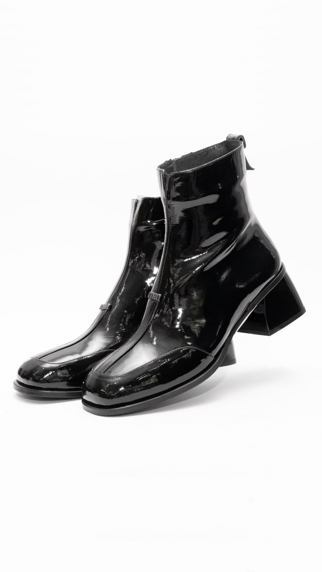 Botine din piele lăcuită