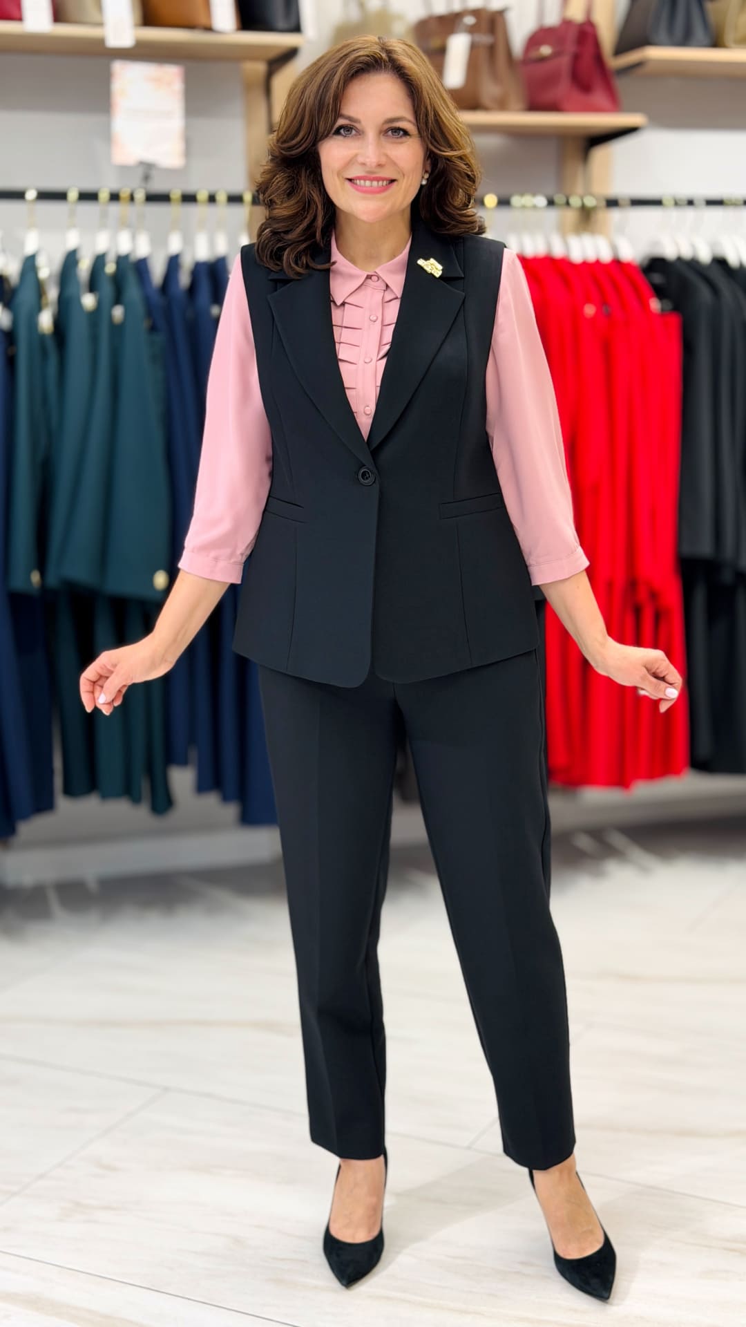 Costum clasic cu vestă tip sacou